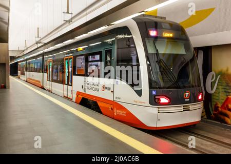 Alicante, Spagna - 16 febbraio 2022: Moderno Vossloh Citylink tram ferroviario Alacant trasporto pubblico traffico di transito ad Alicante, Span Foto Stock