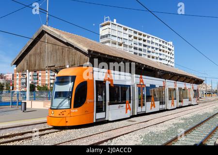 Alicante, Spagna - 15 febbraio 2022: Modern Bombardier Flexity Outlook tram ferroviario leggero Alacant trasporto pubblico traffico di transito in Alic Foto Stock