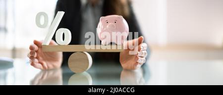 Bilancia del saldo percentuale di interesse e bilancio di denaro pensionistico Foto Stock