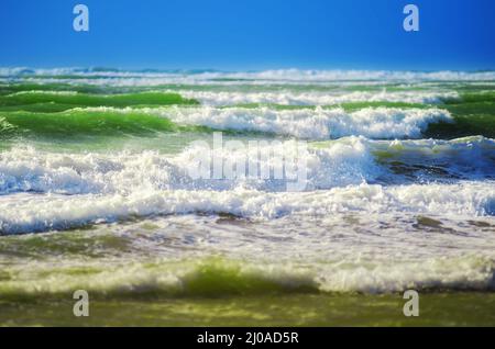 Onde bianche in entrata irregolari Foto Stock