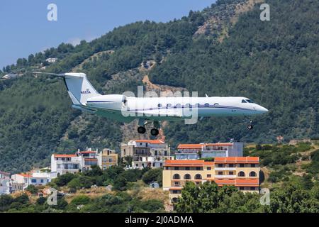 Skiathos, Grecia - 25 giugno 2015: Velivolo Gulfstream G550 all'aeroporto di Skiathos (JSI) in Grecia. Foto Stock