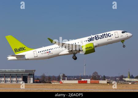 Stoccarda, Germania - 4 marzo 2022: Aereo Air Baltic Airbus A220-300 all'aeroporto di Stoccarda (Str) in Germania. Foto Stock