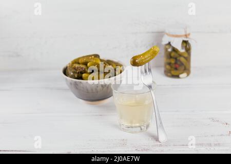 Succo sottaceto, sottaceti e cetrioli marinati in una ciotola. Cibo pulito, cibo vegetariano concetto Foto Stock