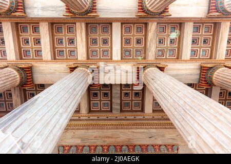 Soffitto d'ingresso dell'Accademia di Atene sotto la vista. Grecia. Parte superiore classica a colonne e tetto ornato in oro, elegante edificio neoclassico Foto Stock