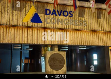 Il Centro Congressi di Davos, Svizzera, sede del Forum economico Mondiale (WEF) annuale di notte Foto Stock