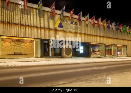 Il Centro Congressi di Davos, Svizzera, sede del Forum economico Mondiale (WEF) annuale di notte Foto Stock