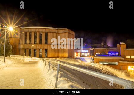 Il Centro Congressi di Davos, Svizzera, sede del Forum economico Mondiale (WEF) annuale di notte Foto Stock