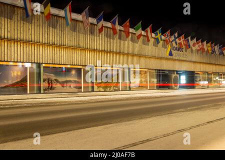 Il Centro Congressi di Davos, Svizzera, sede del Forum economico Mondiale (WEF) annuale di notte Foto Stock