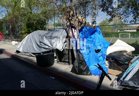 Los Angeles, California, USA 17th marzo 2022 accampamento/tende senza tetto sul marciapiede il 17 marzo 2022 a Los Angeles, California, USA. Foto di Barry King/Alamy Stock Foto Foto Stock