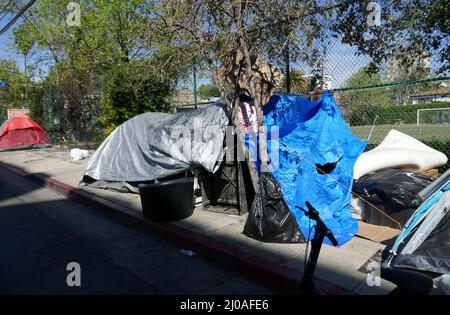 Los Angeles, California, USA 17th marzo 2022 accampamento/tende senza tetto sul marciapiede il 17 marzo 2022 a Los Angeles, California, USA. Foto di Barry King/Alamy Stock Foto Foto Stock