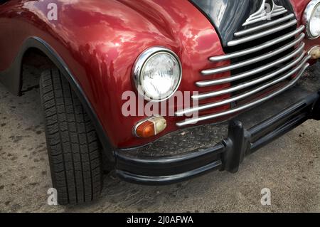 Vecchia auto rossa Foto Stock
