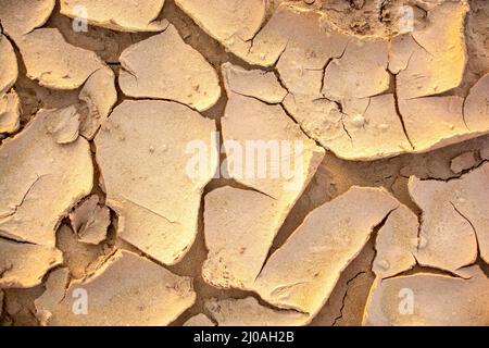 Suolo cracked dovuto lago essiccato dopo la siccità estrema nel deserto di Thar Foto Stock