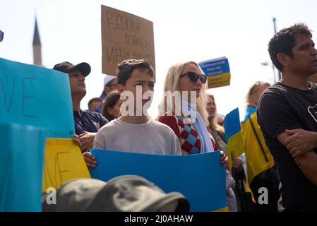 ANTALYA, TURCHIA - Febbraio 24th 2022: La guerra Ucraina protesta. Protesta contro l'invasione russa dell'Ucraina. Alcuni canti e striscioni ucraini anti-guerra. Foto Stock