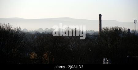 Manchester, Regno Unito. 18th marzo 2022. Guardando a sud verso le colline dal quartiere di Ardwick, Manchester, Regno Unito. Freddo alle 3C e sole al mattino presto a Manchester, Inghilterra, Regno Unito, Isole britanniche. Vista degli edifici di alto livello. Credit: Terry Waller/Alamy Live News Foto Stock