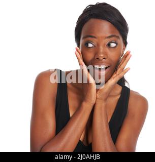Im così sorpreso in questo momento. Giovane donna africana che guarda scioccato e sorpreso mentre isolato su bianco - copyspace. Foto Stock