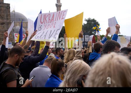 ANTALYA, TURCHIA - Febbraio 24th 2022: La guerra Ucraina protesta. Protesta contro l'invasione russa dell'Ucraina. Alcuni canti e striscioni ucraini anti-guerra. Foto Stock