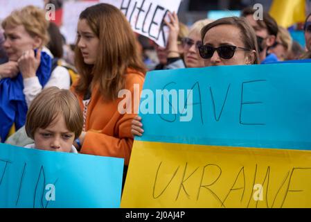 ANTALYA, TURCHIA - Febbraio 24th 2022: La guerra Ucraina protesta. Protesta contro l'invasione russa dell'Ucraina. Alcuni canti e striscioni ucraini anti-guerra. Foto Stock