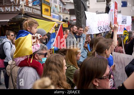 ANTALYA, TURCHIA - Febbraio 24th 2022: La guerra Ucraina protesta. Protesta contro l'invasione russa dell'Ucraina. Alcuni canti e striscioni ucraini anti-guerra. Foto Stock