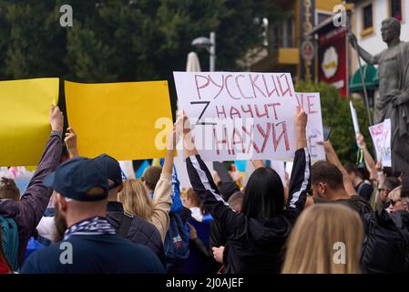 ANTALYA, TURCHIA - Febbraio 24th 2022: La guerra Ucraina protesta. Protesta contro l'invasione russa dell'Ucraina. Alcuni canti e striscioni ucraini anti-guerra. Foto Stock