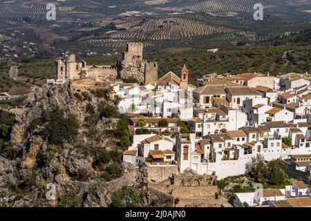 Das weisse Dorf und die maurische Burg, Zuheros, Andalusien, Spanien | la città bianca con castello moresco, Zuheros, Andalusia, Spagna Foto Stock
