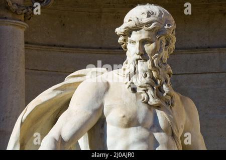 Primo piano della statua del Nettuno della Fontana di Trevi Foto Stock