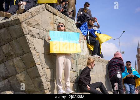 ANTALYA, TURCHIA - Febbraio 24th 2022: La guerra Ucraina protesta. Protesta contro l'invasione russa dell'Ucraina. Alcuni canti e striscioni ucraini anti-guerra. Foto Stock