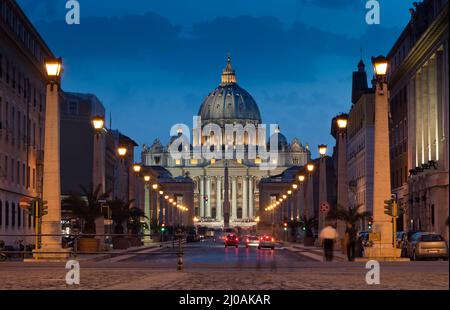 La magnifica vista serale della Basilica di San Pietro a Roma Foto Stock