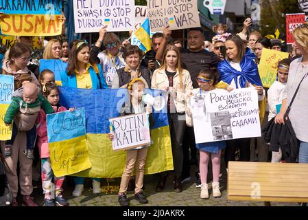 ANTALYA, TURCHIA - Febbraio 24th 2022: La guerra Ucraina protesta. Protesta contro l'invasione russa dell'Ucraina. Alcuni canti e striscioni ucraini anti-guerra. Foto Stock