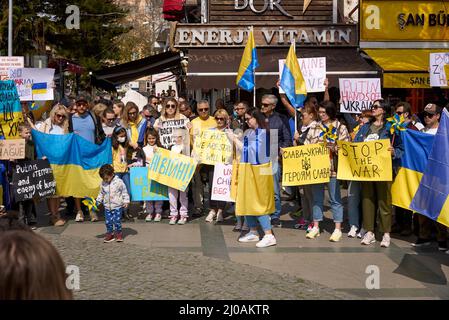 ANTALYA, TURCHIA - Febbraio 24th 2022: La guerra Ucraina protesta. Protesta contro l'invasione russa dell'Ucraina. Alcuni canti e striscioni ucraini anti-guerra. Foto Stock