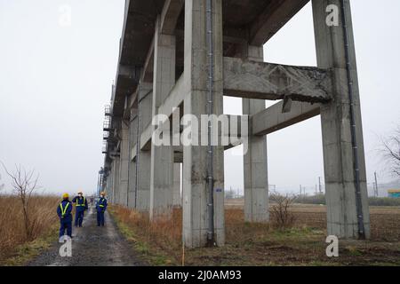 Miyagi, Giappone. 18th Mar 2022. I membri del personale mantengono strutture danneggiate dopo un terremoto nella città di Shiroishi, nella prefettura di Miyagi, Giappone, 18 marzo 2022. Parte del treno bullet Tohoku Shinkansen è stato sospeso giovedì mattina dopo che il terremoto ha deragliato un treno tra la stazione di Fukushima e la stazione di Shiroishizao, ma tutti i 78 passeggeri e membri dell'equipaggio a bordo non sono stati feriti, secondo la compagnia ferroviaria del Giappone Orientale. Credit: Zhang Xiaoyu/Xinhua/Alamy Live News Foto Stock