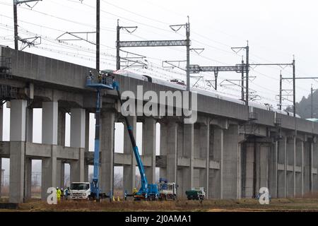 Miyagi, Giappone. 18th Mar 2022. I membri del personale mantengono strutture danneggiate dopo un terremoto nella città di Shiroishi, nella prefettura di Miyagi, Giappone, 18 marzo 2022. Parte del treno bullet Tohoku Shinkansen è stato sospeso giovedì mattina dopo che il terremoto ha deragliato un treno tra la stazione di Fukushima e la stazione di Shiroishizao, ma tutti i 78 passeggeri e membri dell'equipaggio a bordo non sono stati feriti, secondo la compagnia ferroviaria del Giappone Orientale. Credit: Zhang Xiaoyu/Xinhua/Alamy Live News Foto Stock