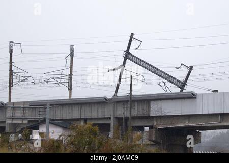 Miyagi. 18th Mar 2022. La foto scattata il 18 marzo 2022 mostra un polo di utilità inclinato dopo un terremoto nella città di Shiroishi della prefettura di Miyagi, Giappone, parte del servizio del treno bullet Tohoku Shinkansen è stato sospeso giovedì mattina dopo che il terremoto ha deragliato un treno fra la stazione di Fukushima e la stazione di Shiroishizao, Ma tutti i 78 passeggeri e membri dell'equipaggio a bordo non sono stati feriti, secondo East Japan Railway Company. Credit: Zhang Xiaoyu/Xinhua/Alamy Live News Foto Stock