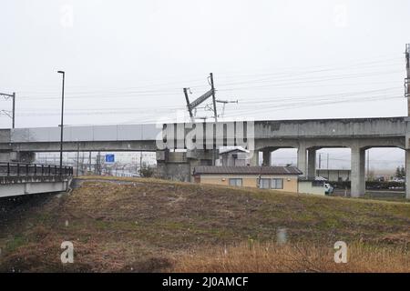 Miyagi. 18th Mar 2022. La foto scattata il 18 marzo 2022 mostra un polo di utilità inclinato dopo un terremoto nella città di Shiroishi della prefettura di Miyagi, Giappone, parte del servizio del treno bullet Tohoku Shinkansen è stato sospeso giovedì mattina dopo che il terremoto ha deragliato un treno fra la stazione di Fukushima e la stazione di Shiroishizao, Ma tutti i 78 passeggeri e membri dell'equipaggio a bordo non sono stati feriti, secondo East Japan Railway Company. Credit: Zhang Xiaoyu/Xinhua/Alamy Live News Foto Stock