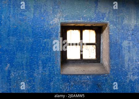 Primo piano di un muro e di una vecchia finestra Foto Stock
