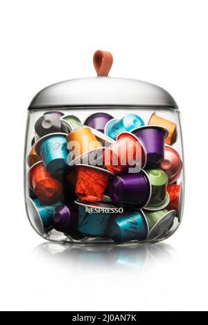 LONDRA,UK - FEBBRAIO 28,2022: Nespresso varie capsule di caffè in vetro dispenser su bianco. Foto Stock