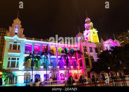 16 3 2022 spettacoli di luce digitale e laser nell'edificio principale dell'università di Hong Kong (HKU) nella notte che celebra il suo 111th anniversario, Hong Kong Foto Stock