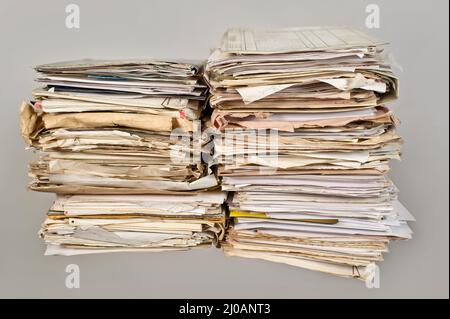 Pila di vecchi giornali Foto Stock