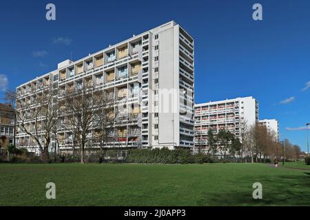 Kemble House, Kettley House, Woolley House. Blocchi residenziali a più piani di proprietà del comune a Loughborough Junction, a sud di Londra. Foto Stock