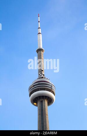 Inquadratura ad angolo basso della torre cn contro il cielo Foto Stock