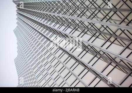 Scatto ad angolo basso di un alto edificio commerciale con telai in acciaio Foto Stock