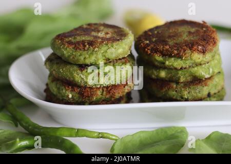 Cotolette di spinaci al formaggio caserario. Versione indiana di cotolette con formaggio casolare sbriciolato, spinaci purea, purè di patate e spezie. Comunemente noto come Foto Stock