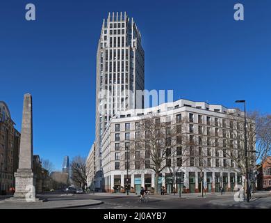 St Georges Circus, Blackfriars Road, Londra, Regno Unito. Si dice che sia il primo incrocio stradale costruito a Londra, 1771. L'obelisco originale fu restituito nel 1998 Foto Stock