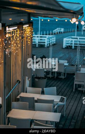 Tramonto alla caffetteria il molo di legno (molo) a Sopot, Polonia Foto Stock