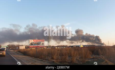 Lviv, Ucraina. 18th Mar 2022. Il fumo scuro si vede all'orizzonte dopo che un attacco missilistico russo ha colpito l'aeroporto di Lviv, Ucraina, il 18 marzo 2022. (Foto di Daniel Brown/Sipa USA) Credit: Sipa USA/Alamy Live News Foto Stock