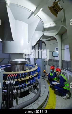 (220318) -- YAJIANG, 18 marzo 2022 (Xinhua) -- i membri del personale controllano l'operazione di prova dell'ultima unità di generazione di energia elettrica nella centrale idroelettrica di Lianghekou sul fiume Yalong nella Prefettura autonoma tibetana di Garze, provincia sudoccidentale della Cina di Sichuan, 17 marzo 2022. Con l'ultima unità di generazione di potenza da 500.000 kW ufficialmente messa in uso, la centrale idroelettrica di Lianghekou costruita ad un'altitudine media di 3.000 metri, la più alta del suo genere in Cina, è stata pienamente operativa venerdì. Con una capacità complessiva prevista di 3 milioni di kW e un investimento approvato di 66,5 miliardi di yuan Foto Stock