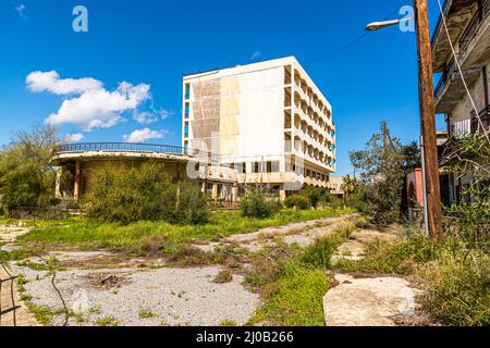 Il distretto di Varosha (Kapalı Maraş) a Famagosta (Cipro) era tra il 1970 e il 1974 una delle destinazioni turistiche più popolari del mondo. I suoi abitanti grecociprioti fuggirono durante l'invasione turca di Cipro nel 1974, quando la città di Famagosta venne sotto il controllo turco. Da allora è rimasta abbandonata e gli edifici sono decaditi. Foto Stock