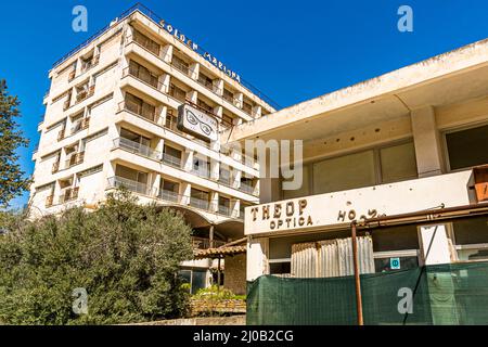 Il distretto di Varosha (Kapalı Maraş) a Famagosta (Cipro) era tra il 1970 e il 1974 una delle destinazioni turistiche più popolari del mondo. I suoi abitanti grecociprioti fuggirono durante l'invasione turca di Cipro nel 1974, quando la città di Famagosta venne sotto il controllo turco. Da allora è rimasta abbandonata e gli edifici sono decaditi. Foto Stock