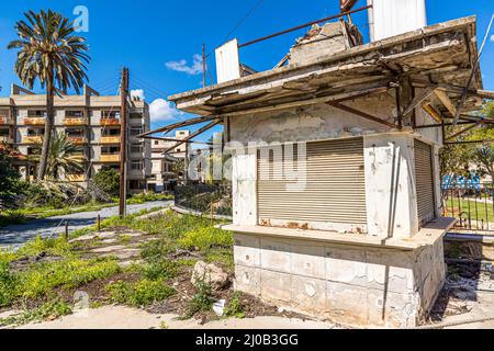 Il distretto di Varosha (Kapalı Maraş) a Famagosta (Cipro) era tra il 1970 e il 1974 una delle destinazioni turistiche più popolari del mondo. I suoi abitanti grecociprioti fuggirono durante l'invasione turca di Cipro nel 1974, quando la città di Famagosta venne sotto il controllo turco. Da allora è rimasta abbandonata e gli edifici sono decaditi. Foto Stock