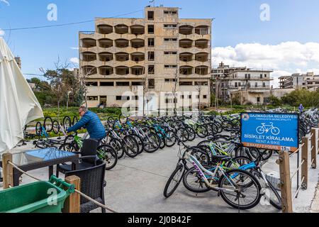 Le biciclette possono essere noleggiate all'ingresso visitatori del quartiere di Varosha. Il distretto di Varosha (Kapalı Maraş) a Famagosta (Cipro) fu tra il 1970 e il 1974 una delle destinazioni turistiche più popolari al mondo. I suoi abitanti greco-ciprioti fuggirono durante l'invasione turca di Cipro nel 1974, quando la città di Famagosta passò sotto il controllo turco. Da allora è rimasto abbandonato e gli edifici sono decaduti. Una manciata di strade all'interno del resort sono state ripavimentate per facilitare l'esplorazione. È anche possibile noleggiare una bicicletta una volta passato attraverso il checkpoint militare – anche se t Foto Stock