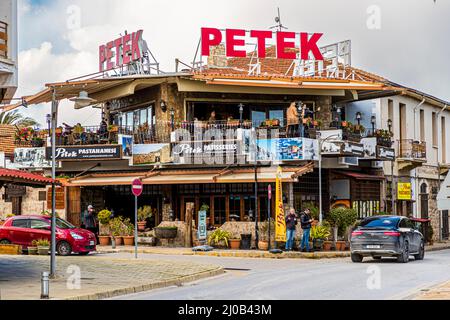 Cafe Petek è il miglior indirizzo a Famagosta a Cipro per dolci turchi Foto Stock